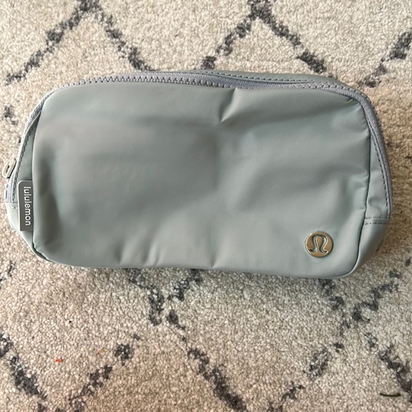 NWT Lululemon Silver Drop Everywhere Belt Bag! - Picture 3 of 9
